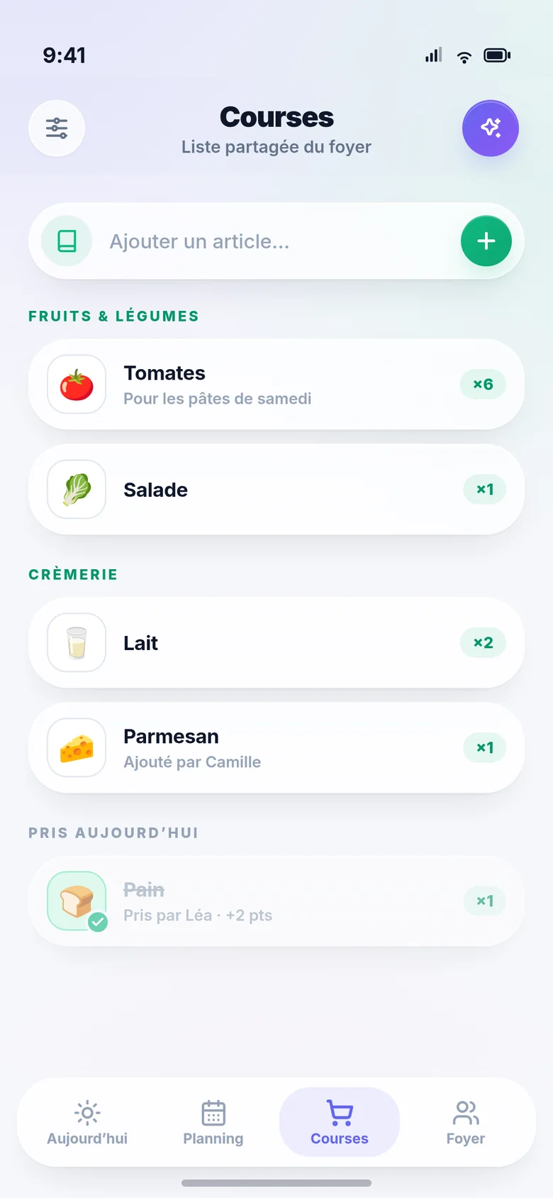 La liste de courses partagée, rangée par rayon, avec les articles déjà pris regroupés en bas.